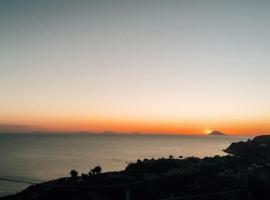 Villa Donna Cà con vista mare e piscina privata, hotel a Coccorino