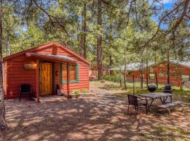 The Bunk House Historic Cabin Firepit Pet-Friendly Near Grand Canyon, Hotel in Parks