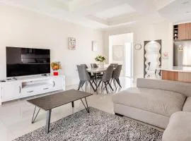 Stunning as new 3 Queen Home