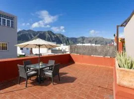 TenoHomes Cozy Rustic Home with Terrace & Views