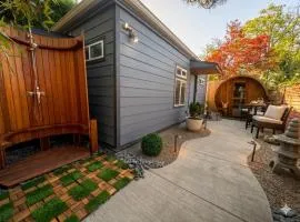 Designer Japandi Tiny Haus near UO, Zen Garden and Spa