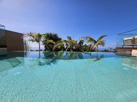 Vila Ladeira dos Zimbreiros - 3 bedroom, Jacuzzi, gym, AC, Pool with optional heated water, Hotel in Paul do Mar