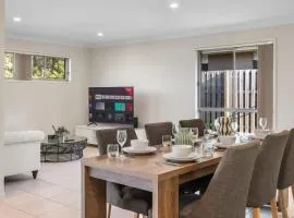 Spacious 4 Bedroom Family Retreat with Full Air Conditioning