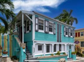 Downtown Oceanview 3BDR, Parking, WiFi Sunset View، فندق في Frederiksted