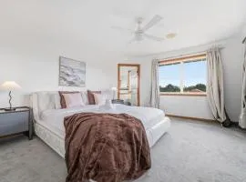 Large 5 Bedroom Family Home with 3 Bathrooms Quiet and Comfortable