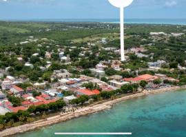 Beach-Food-Resort 2 min walk l Patio lOcean View، فندق في Frederiksted