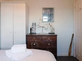 Stylish 3-Bed Home | Garden, Parking & Near Quay