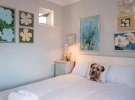 Stylish 3-Bed Home | Garden, Parking & Near Quay