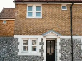 The Artist's Abode by Sheppey Stays - Spacious Stay in Faversham - Central Location & Parking - Family & Contractor Friendly