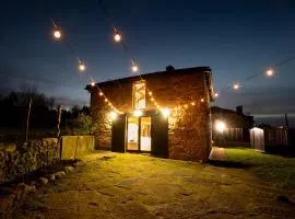 Encantadora Villa de Piedra con Jardín y Chimenea