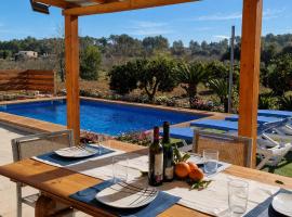 Finca con piscina rodeada de naturaleza, hotel en Sencelles