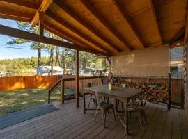Cozy Cabin in the Pines w Grill Outdoor Dining