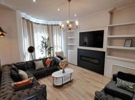 5BR Large House Near Blackpool Beach - Cinema Room - Parking – hotel w Blackpool
