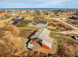 Lovely Holiday Home With A Large Terrace And Outdoor Hot Tub, 500 Meters From The North Sea