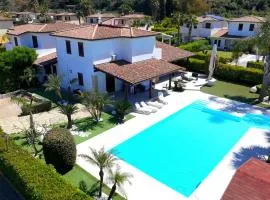Villa Oxidiana with pool and garden