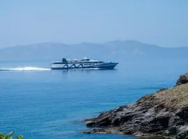 Sea view house by Tinosstay