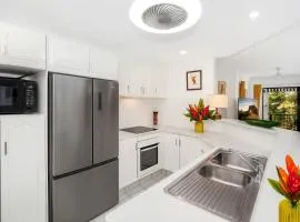 Townsville Tropical Escape - Relaxing Stay in North Ward Near Beach & CBD