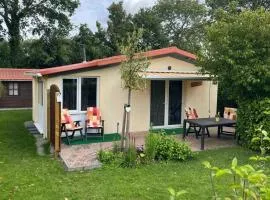 Zonneschijn, bungalow op vakantiepark bij zee