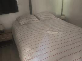 Charmant chalet dans la nature, hotell i Dadonville