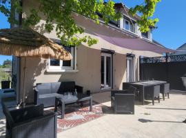 Le gite d 'Amélie maison climatisation wifi jardin privé, hôtel à Célon