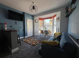 Full Apartment in the Heart of Margate، فندق في مارغايْت