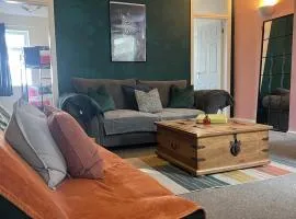 The Hive 2-Bed Apartment with Kitchen and Private Bathroom in Lively Monton Village - Sleeps 4 - Free WiFi - Parking Nearby