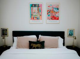 Viesnīca Luxury 2BR Apartment with Pool, Balcony & Parking pilsētā Keimbridža