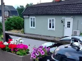 Hus i centrala Nybro i anslutning till boningshuset