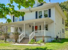 The Mountain House Inn Montebello Stay By Trails, hotel di Montebello