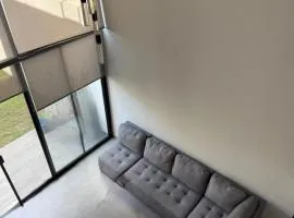 Casa moderna en Aguascalientes con AC, jardín y alberca en casa club