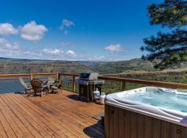 Dog-friendly 2-level gorge view home with hot tub lovely deck central AC W&D, hotel di The Dalles