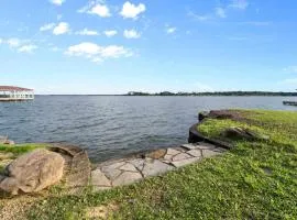 Peaceful Lakeside Serenity on Lake Palestine