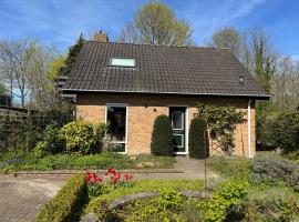 Vacation home with a large fenced-in yard, hotel v destinácii Bruinisse