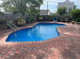 4 bedroom house with pool and backyard on bayside.