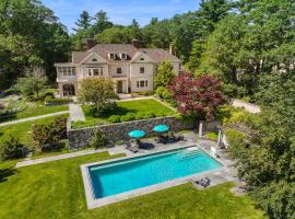 Boston Luxury Estate Pool, Privacy, Sleeps 20, хотел в Дедам