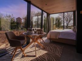 Stylish Mirrored Cabin with Hot Tub & Sauna, hotel in Llangefni