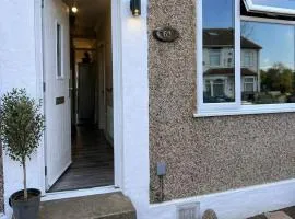 Cosy Double Room in London Free Parking Private Bathroom Close to Transport