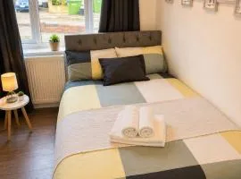 Cosy Double Room in London Free Parking Private Bathroom Close to Transport
