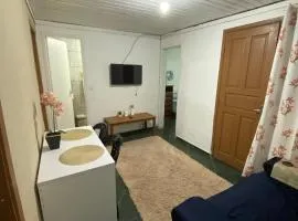 Casa aconchegante com dois quartos mais área externa