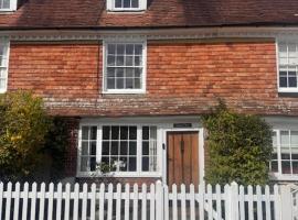 A beautiful cottage in the heart of Benenden!: Benenden şehrinde bir otel