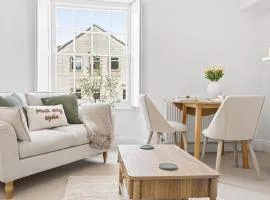 The Nook - 1 Bed apartment, Central Tetbury, King Bed, Coffee Bar