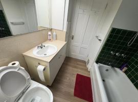 Quiet Bungalow Room near Airport - Free Parking & High-Speed Wifi, hotel a Vancouver