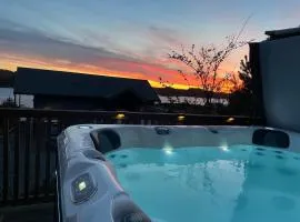 Seaside cottage with hot tub and sauna sleeps 11