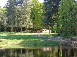 Roulotte des Hêtres au Domaine de Vauguenige