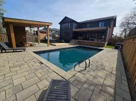 Luxary Villa with Pool, Sauna, Hot Tub Sleeps 12