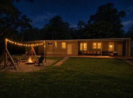 Wave & Willow Retreat- Sleeps 16 & 5 mins to beach, hotell i Bolong