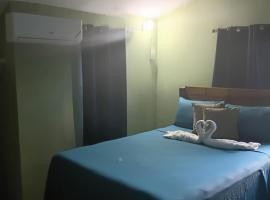 Cheerful 2-Bedroom Home in Falmouth Garden, Hotel in Falmouth