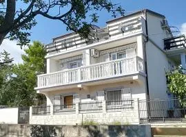 Apartments with parking space Novi Vinodolski - 15292