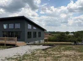 Fernwood Cabin - Pet-Friendly w Hot Tub