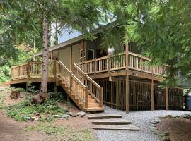 Private Secluded Cabin Hike Mt Rainier & Sunrise, hotel u gradu Greenwater